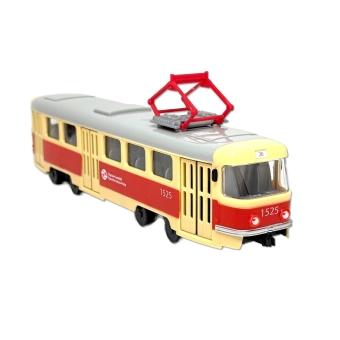 Tramvaj s hlášením zastávek a logem DPP