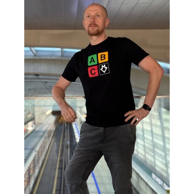                             Triko s logem metra a tras A, B, C | černé                        