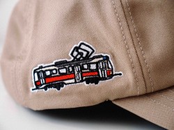 Béžová kšiltovka s tramvají T3