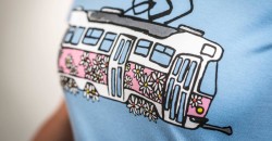 Modré dámské triko s kopretinovou tramvají T3