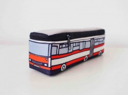 Penál ve tvaru kloubového autobusu
