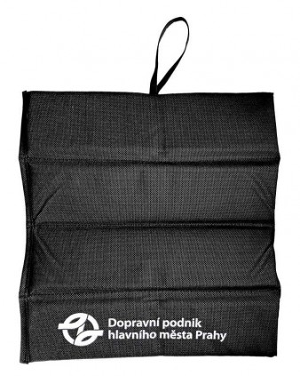 Černý skládací sedák s logem DPP