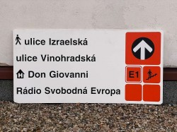 Originální orientační tabule ze stanice Želivského