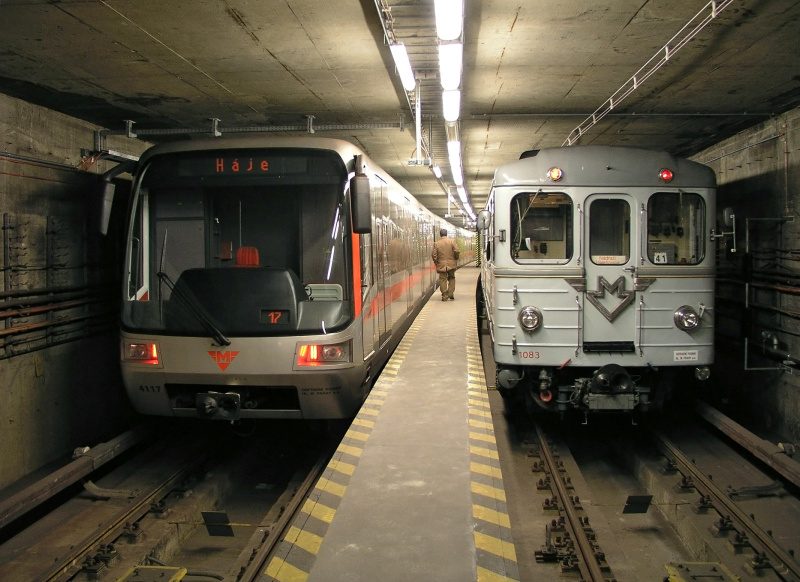 Pohlednice – soupravy metra M1 a Ečs