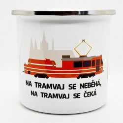Plecháček Mazačka (vůz 5572) s Pražským hradem „Na tramvaj se neběhá, na tramvaj se čeká“