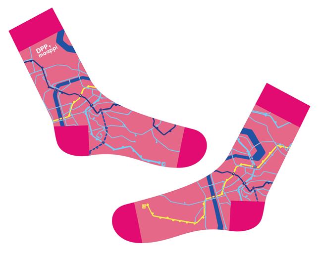 Růžové ponožky s motivem linek Maappi pro DPP