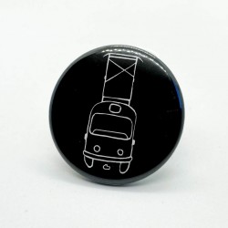 Malá kulatá magnetka kreslená tramvaj s pantografem