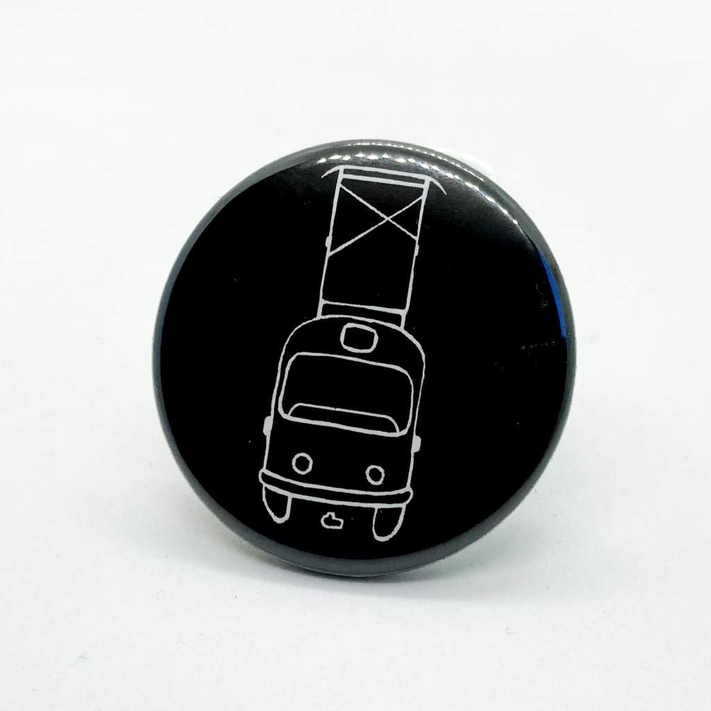 Malý kulatý odznak kreslená tramvaj s pantografem