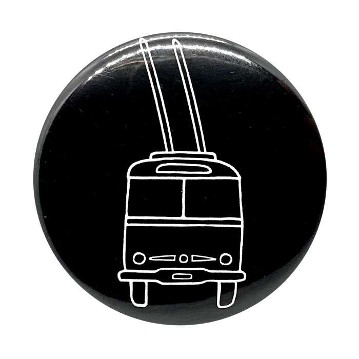 Malý kulatý odznak kreslený trolejbus s tykadly